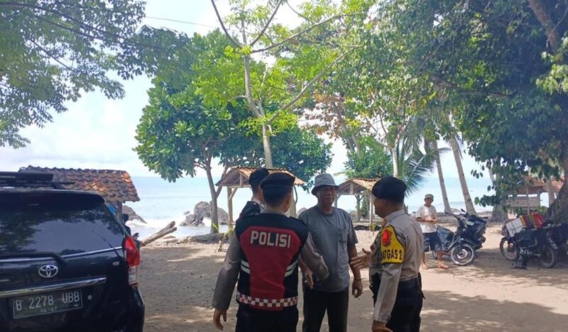 Anggota Polres Tanggamus saat melaksanakan patroli pantai di wilayah Kota Agung Timur, Selasa 30 Desember 2025 | Dok. Humas Polres Tanggamus.