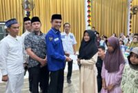 Ketua DPD PAN Tanggamus Agus Suranto saat menyerahkan santunan anak yatim di Balai Pekon Gisting Atas, Gisting, Selasa 30 Desember 2025 | Sahbuddin/Media Prioritastv.com.