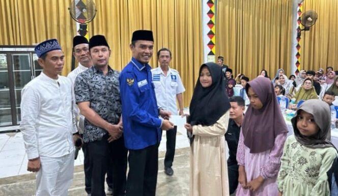 Ketua DPD PAN Tanggamus Agus Suranto saat menyerahkan santunan anak yatim di Balai Pekon Gisting Atas, Gisting, Selasa 30 Desember 2025 | Sahbuddin/Media Prioritastv.com.