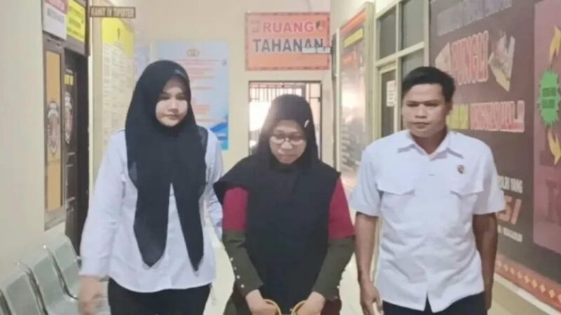 Tersangka JW saat digelandang ke sel tahanan Polres Lampung Utara.