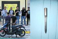 Kolase foto saat kedua tersangka diamankan Polsek Kota Agung berikut barang bukti sepeda motor serta kunci T yang digunakan tersangka, Rabu 31 Desember 2025 | Dok. Humas Polres Tanggamus.