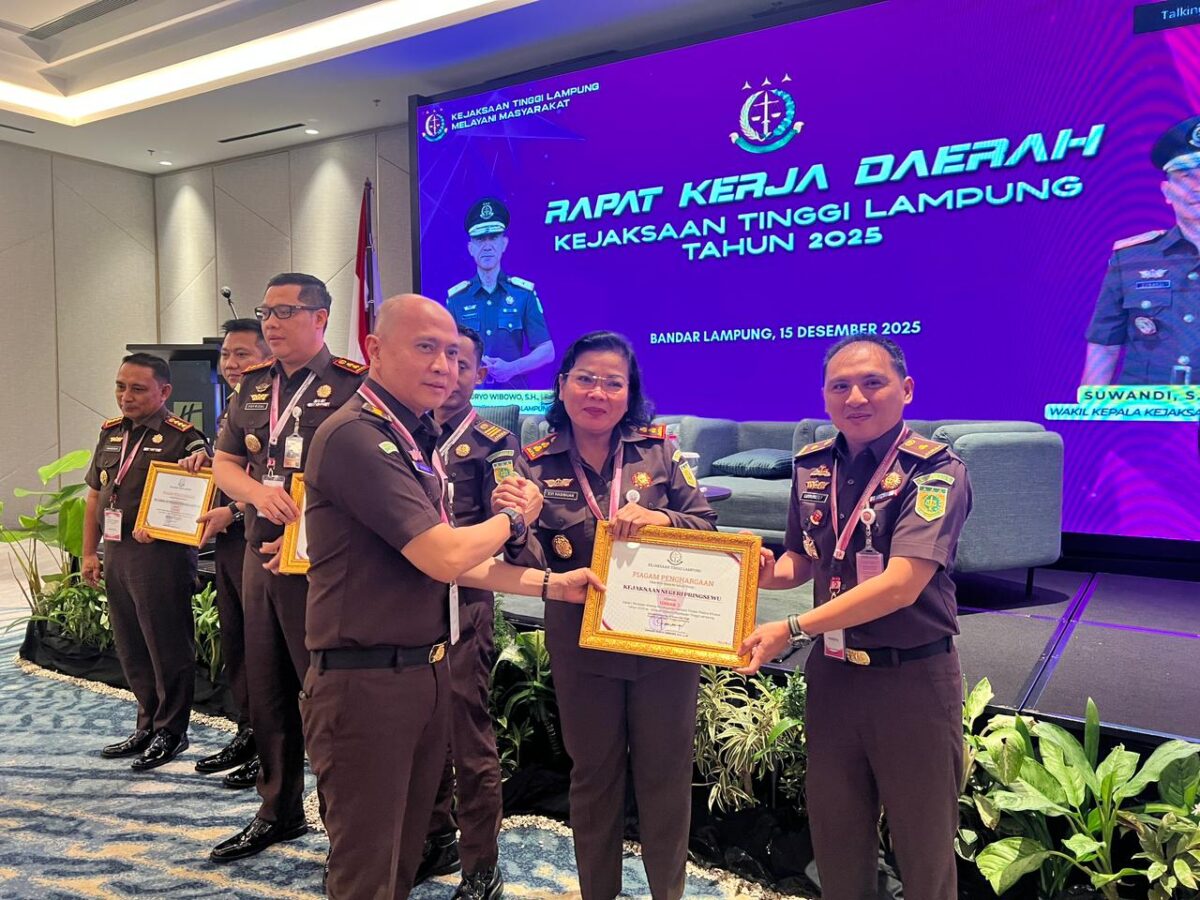 Penyerahan piagam penghargaan kepada Kasi Pidsus Kejari Pringsewu, didampingi Kajari Pringsewu, atas raihan Juara III Pidsus Terbaik pada Rakerda Kejati Lampung 2025 (Prioritastv.com/Dok Kejari Pringsewu)