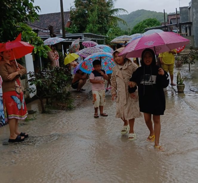 BPBD Pringsewu Turun ke Suku 5, Warga Keluhkan Banjir yang Tak Pernah Usai,(Foto: Prioritastv.com/Dok Nurul Hidayah)