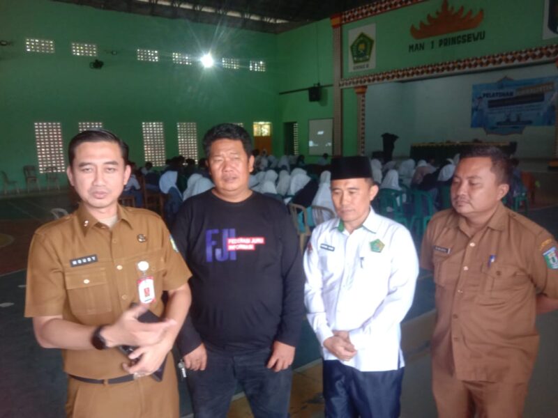Kepala Dinas Kominfo Pringsewu Moudy Ary Nazolla memberikan keterangan saat membuka pelatihan jurnalistik di MAN 1 Pringsewu.(Prioritas tv.com/Laila)