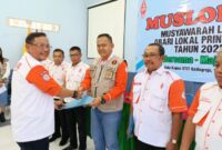 Penyerahan mandat Ketua ORARI Lokal Pringsewu kepada Dr. H. Fauzi (YB4SJB) oleh Ketua ORARI Daerah Lampung pada Muslok IX ORARI Pringsewu.(Foto: Prioritastv.com/Dok Orari Pringsewu)