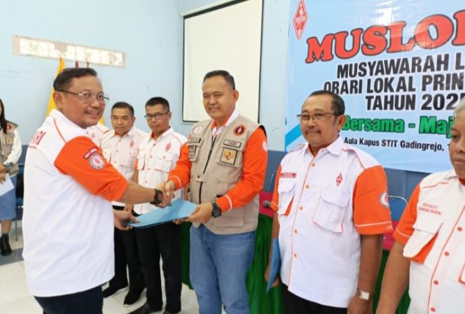 Penyerahan mandat Ketua ORARI Lokal Pringsewu kepada Dr. H. Fauzi (YB4SJB) oleh Ketua ORARI Daerah Lampung pada Muslok IX ORARI Pringsewu.(Foto: Prioritastv.com/Dok Orari Pringsewu)