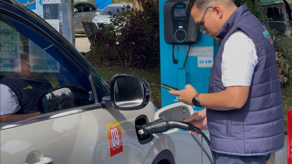 Petugas PLN mendampingi pengguna kendaraan listrik saat pengisian daya di SPKLU Lampung, sebagai bagian dari kesiapan PLN mendukung kelancaran mudik Natal 2025 dan Tahun Baru 2026.(Foto: Prioritastv.com/Dok PLN Lampung)