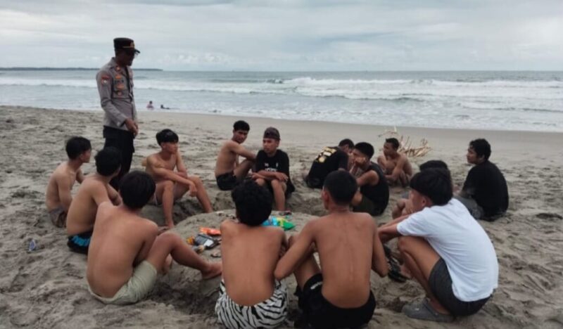 Para remaja yang berhasil diselamatkan dan diberikan imbauan oleh anggota Polres Pesisir Barat, Sabtu 27 Desember 2025 | Dok. Humas Polres Pesisir Barat.
