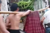 Salah satu korban yang sedang dievakuasi warga usai tersambar petir di Serang, Banten, Selasa 2 Desember 2025 | Dok. Warga/Media Prioritastv.com.