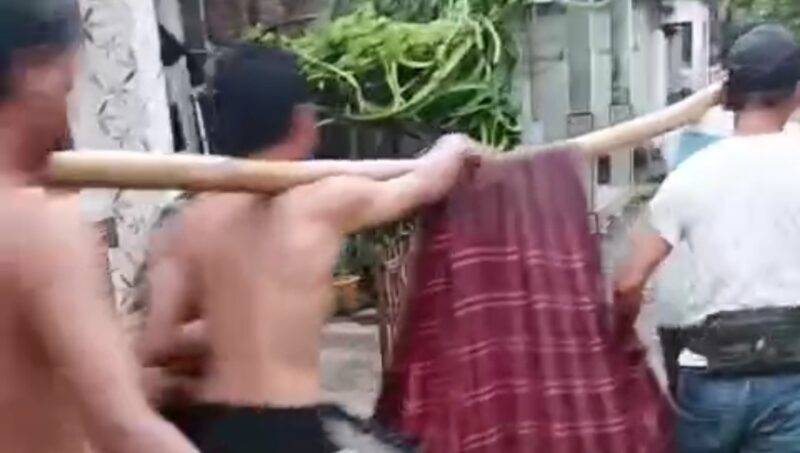 Salah satu korban yang sedang dievakuasi warga usai tersambar petir di Serang, Banten, Selasa 2 Desember 2025 | Dok. Warga/Media Prioritastv.com.