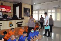 Kapolres Tanggamus AKBP Rahmad Sujatmiko saat bertanya kepada tahanan sebelum konferensi pers akhir tahun dimulai, Rabu 31 Januari 2025.
