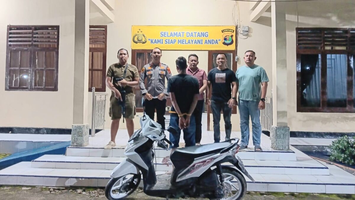 Tersangka yang ditangkap Polsek Pugung, Selasa 30 Desember 2025 | Dok. Humas Polres Tanggamus.