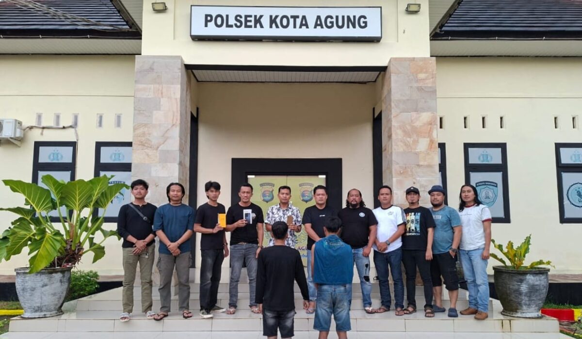 Kedua tersangka penadahan handphone curian usai ditangkap Polsek Kota Agung sebelum dijebloskan ke sel tahanan, Selasa 30 Desember 2025 | Dok. Humas Polres Tanggamus.