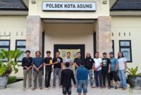 Kedua tersangka penadahan handphone curian usai ditangkap Polsek Kota Agung sebelum dijebloskan ke sel tahanan, Selasa 30 Desember 2025 | Dok. Humas Polres Tanggamus.