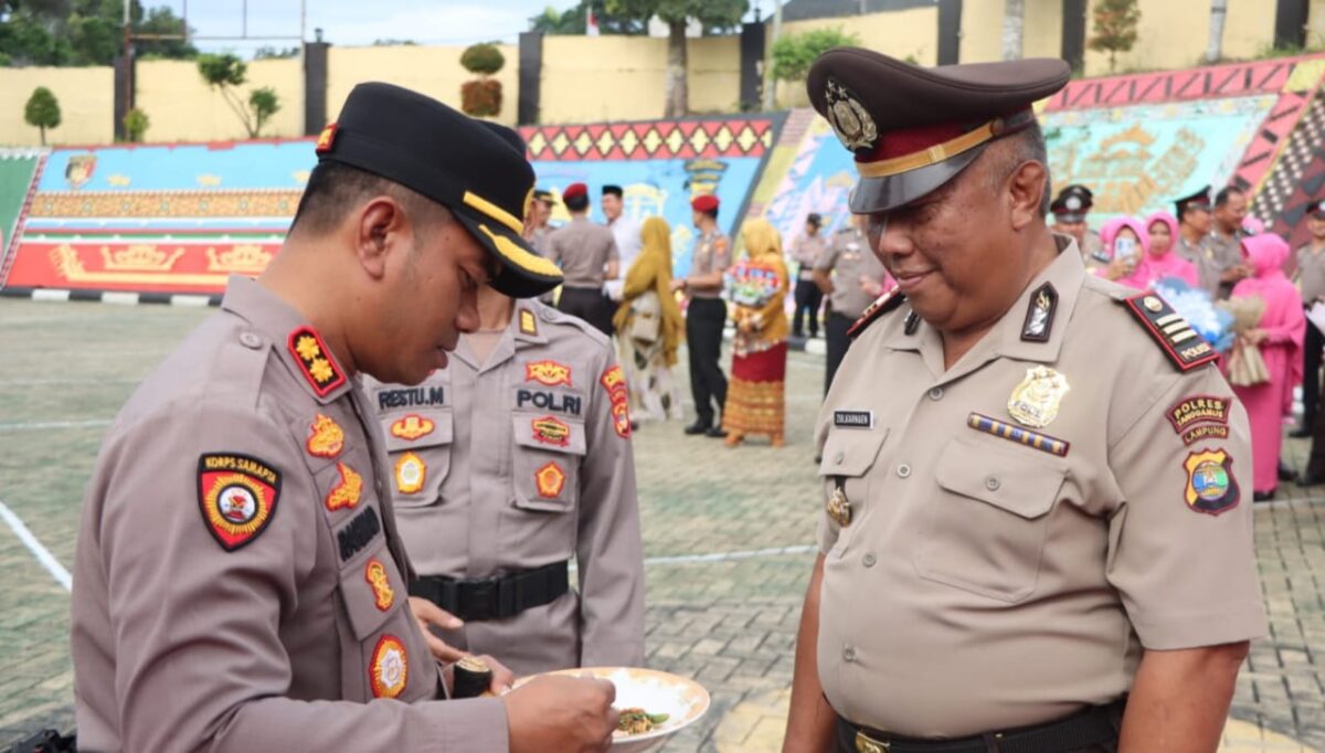 Kapolsek Sumberejo AKP Zulkarnain saat menerima nasi tumpeng dari Kapolres Tanggamus AKBP Rahmad Sujatmiko usai naik pangkat dari Iptu, Jumat 2 Januari 2026 | Dok. Humas Polres Tanggamus.
