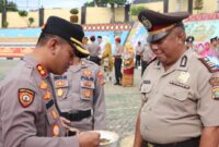 Kapolsek Sumberejo AKP Zulkarnain saat menerima nasi tumpeng dari Kapolres Tanggamus AKBP Rahmad Sujatmiko usai naik pangkat dari Iptu, Jumat 2 Januari 2026 | Dok. Humas Polres Tanggamus.