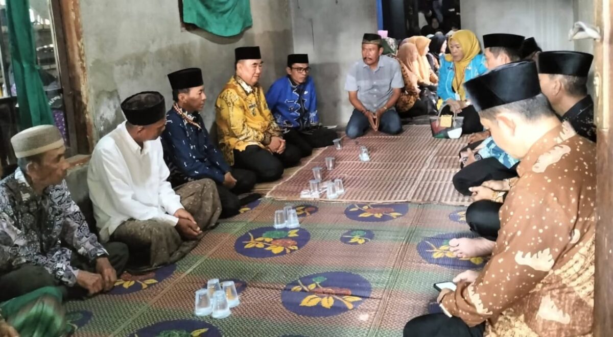 Bupati Tanggamus, H. Moh. Saleh Asnawi saat melaksanakan takziah ke kediaman rumah duka di Pekon Talagening dan Belu, Kota Agung Barat, Jumat 2 Januari 2026 | Dok. Kominfo Tanggamus.