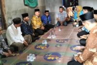 Bupati Tanggamus, H. Moh. Saleh Asnawi saat melaksanakan takziah ke kediaman rumah duka di Pekon Talagening dan Belu, Kota Agung Barat, Jumat 2 Januari 2026 | Dok. Kominfo Tanggamus.