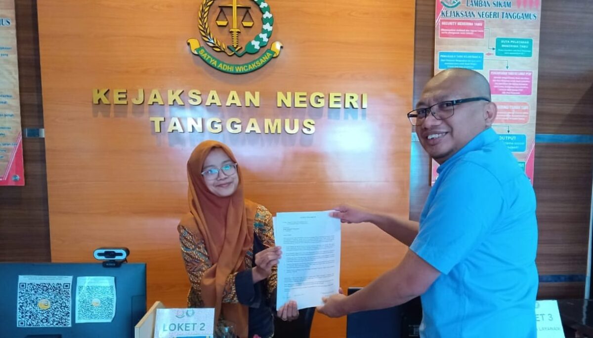 Dedi Juniarko saat menyerahkan laporan kepada Kejaksaan Negeri Tanggamus, Kamis 2 Januari 2025 | ist/Media Prioritastv.com.