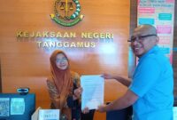 Dedi Juniarko saat menyerahkan laporan kepada Kejaksaan Negeri Tanggamus, Kamis 2 Januari 2025 | ist/Media Prioritastv.com.