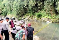Polisi saat melakukan olah TKP paska meninggalnya dua bocah di tempat wisata Way Lalan, Kamis 1 Januari 2025.