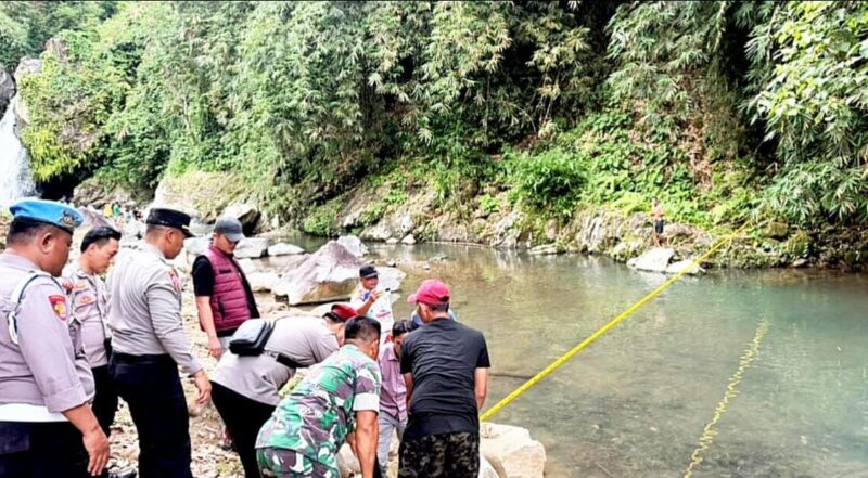 Polisi saat melakukan olah TKP paska meninggalnya dua bocah di tempat wisata Way Lalan, Kamis 1 Januari 2025.