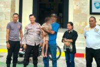 Anak tunarungu yang sempat hilang setelah ditemukan dan dibawa ke Polsek Kota Agung, Minggu 4 Januari 2025 | Dok. Humas Polres Tanggamus.
