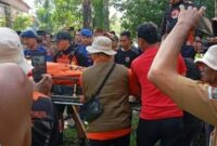 Jenazah korban Rizal Wahyudi saat dievakuasi menuju Puskesmas usai ditemukan sejauh 10 mil akibat tenggelam di Pantai Mandiri Sejati, Pesisir Barat, Lampung.