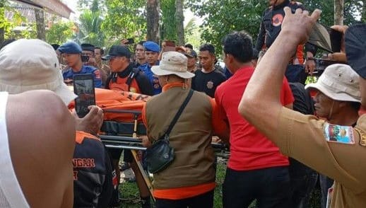 Jenazah korban Rizal Wahyudi saat dievakuasi menuju Puskesmas usai ditemukan sejauh 10 mil akibat tenggelam di Pantai Mandiri Sejati, Pesisir Barat, Lampung.