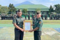 Komandan Kodim 0424/Tanggamus, Letkol Inf Dwi Djunaidi Mulyono saat memberikan piagam penghargaan dalam acara pelepasan Kapten Inf Rahmat Kartolo di Makodim setempat, Senin 5 Januari 2026 | Dok. Kodim Tanggamus.
