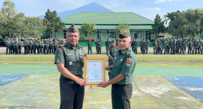 Komandan Kodim 0424/Tanggamus, Letkol Inf Dwi Djunaidi Mulyono saat memberikan piagam penghargaan dalam acara pelepasan Kapten Inf Rahmat Kartolo di Makodim setempat, Senin 5 Januari 2026 | Dok. Kodim Tanggamus.