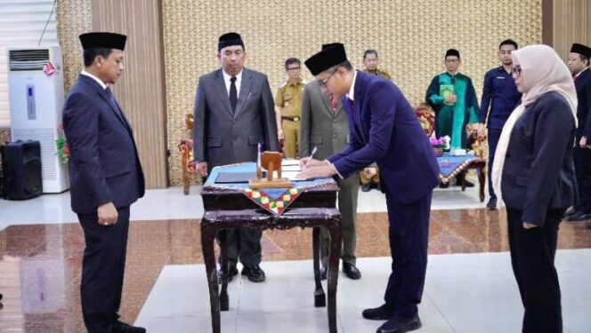 Penandatangan memory pengukuhan pejabat imbas perubahan Nomenklatur di Pemkab Pringsewu, Senin 5 Januari 2025 | Dok. Pemkab Pringsewu.