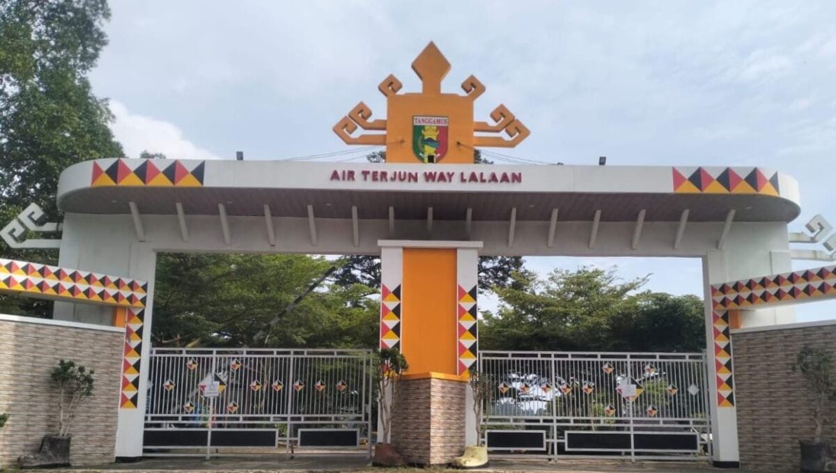 Gerbang utama destinasi wisata Way Lalaan di Pekon Kampung Baru, Kota Agung Timur, Tanggamus dalam kondisi tutup, Selasa 6 Januari 2026.