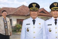 Foto Kantor Badan Pendapatan Daerah Tanggamus, insert (kiri) Plt. Kaban Bapenda Maradona dan Bupati H. Moh Saleh Asnawi - Wabup Agus Suranto.