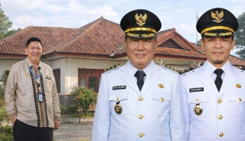 Foto Kantor Badan Pendapatan Daerah Tanggamus, insert (kiri) Plt. Kaban Bapenda Maradona dan Bupati H. Moh Saleh Asnawi - Wabup Agus Suranto.