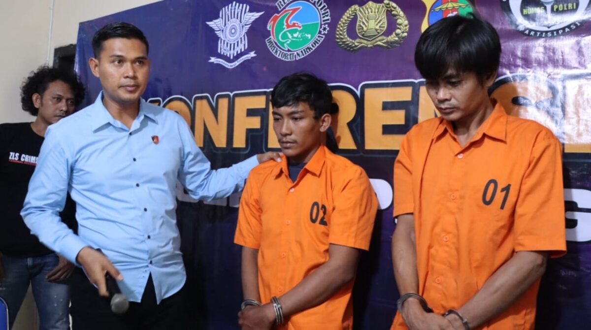 Kedua pelaku yang dihadirkan dalam konferensi pers pengungkapan kasus penusukan yang menyebabkan korban meninggal dunia di Mapolsek Gading Rejo, Pringsewu, Rabu 7 Januari 2026.