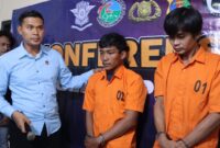 Kedua pelaku yang dihadirkan dalam konferensi pers pengungkapan kasus penusukan yang menyebabkan korban meninggal dunia di Mapolsek Gading Rejo, Pringsewu, Rabu 7 Januari 2026.