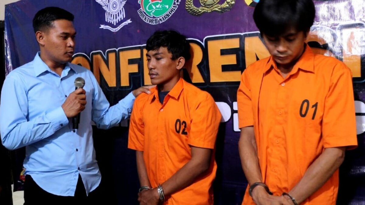 Kedua tersangka saat dihadirkan dalam konferensi pers Polres Pringsewu di Mapolsek Gading Rejo, Rabu 7 Januari 2026 | Dok. Humas Polres Pringsewu.