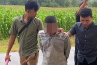 Tersangka CS warga Kecamatan Ambarawa saat digelandang polisi menuju Polres Pringsewu, Jumat 9 Januari 2026 | Dok. Polres Pringsewu.