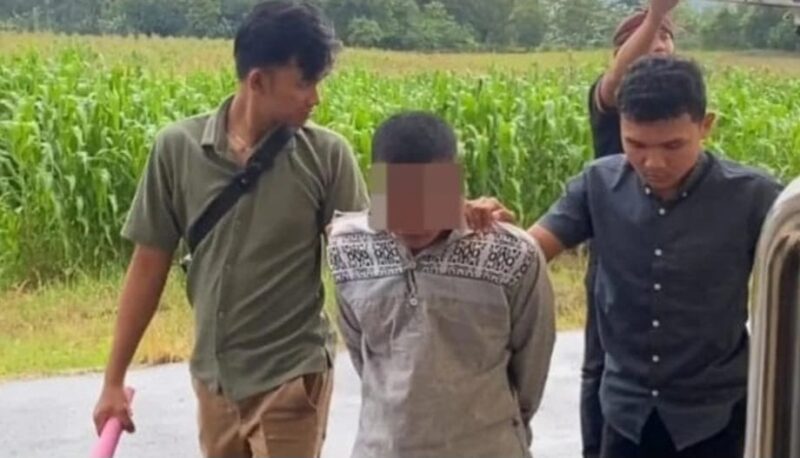 Tersangka CS warga Kecamatan Ambarawa saat digelandang polisi menuju Polres Pringsewu, Jumat 9 Januari 2026 | Dok. Polres Pringsewu.