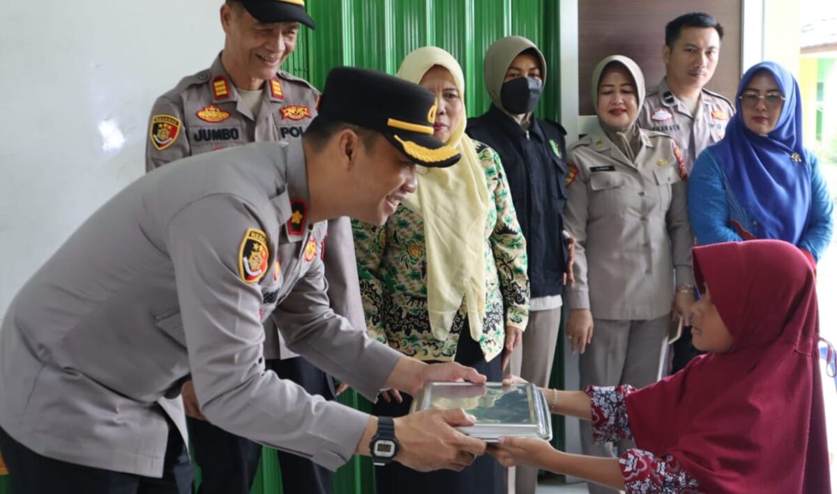 Penyaluran perdana MBG dari SPPG Polri di Tekad Pulau Panggung, Kamis 8 Januari 2025.