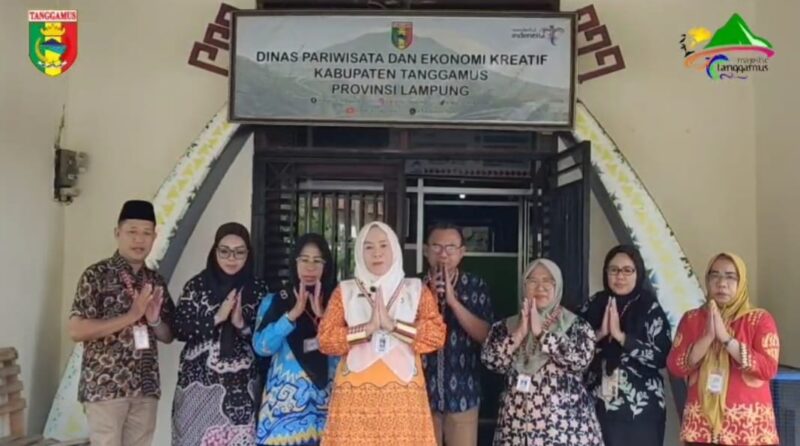 Plt Kadis Pariwisata dan Ekraf Tanggamus bersama jajarannya saat menyampaikan pesan melalui video yang diterima Media Prioritastv.com, Jumat 9 Januari 2026 | ist.