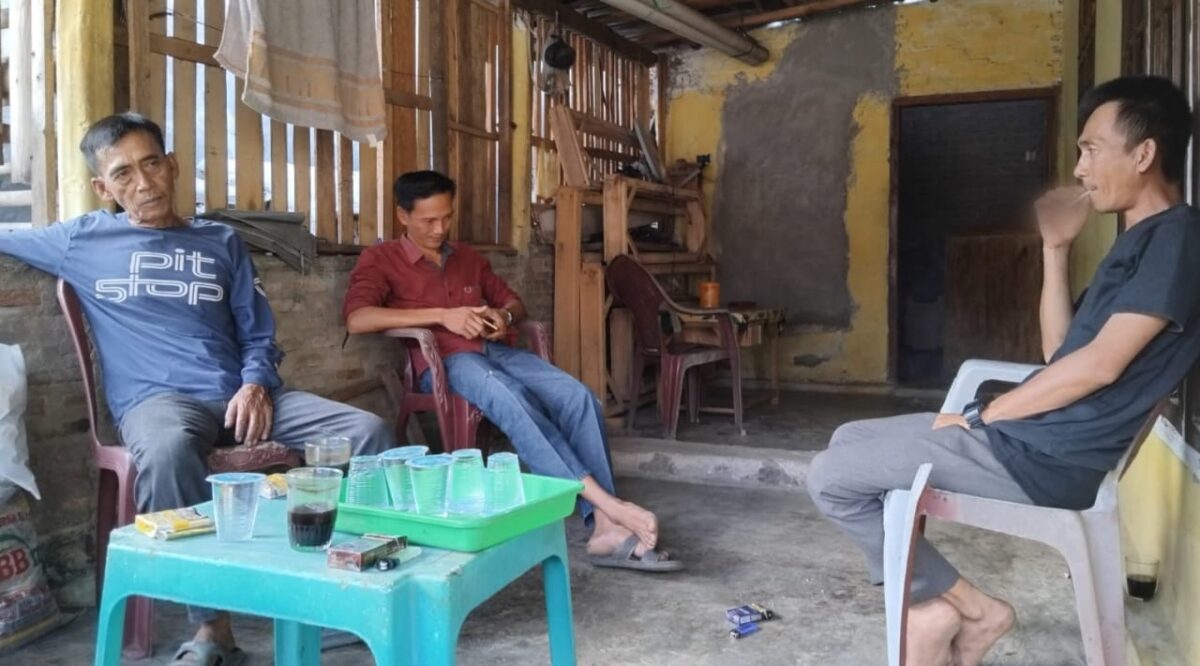 Suasana rumah duka, Devi Friza (34) kaos hitam di dampingi Muhijar (58) kaos panjang biru dan Kerabat saat di jumpai awak media di kediamannya di Pekon Belu Kecamatan Kota Agung Barat Kabupaten Tanggamus, Sabtu (10/01/2026) | Media Prioritastv.com.