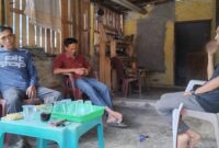 Suasana rumah duka, Devi Friza (34) kaos hitam di dampingi Muhijar (58) kaos panjang biru dan Kerabat saat di jumpai awak media di kediamannya di Pekon Belu Kecamatan Kota Agung Barat Kabupaten Tanggamus, Sabtu (10/01/2026) | Media Prioritastv.com.