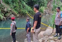 Polisi saat melakukan olah TKP tenggelamnya dua korban di aliran Way Lalaan yang sudah digali sedalam 2 meter, Kamis 1 Januari 2025.