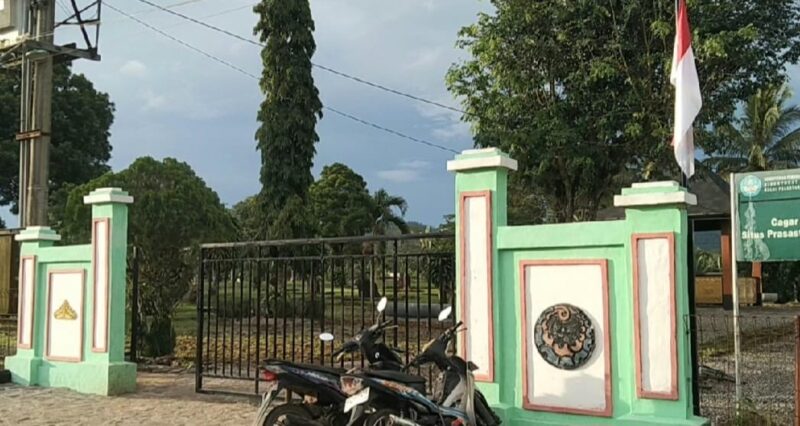 Kondisi gerbang utama Cagar Budaya Batu Bedil di Pekon Gunung Meraksa, Pulau Panggung, Tanggamus, Sabtu 10 Januari 2025.