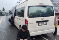 Kondisi Minibus Toyota Hiace Nopol H 7525 AC saat menunggu mobil derek usai mengalami kecelakan di Jalinbar Way Liwok, Wonosobo, Tanggamus, Senin 12 Januari 2025 | Sumentri/Media Prioritastv.com.