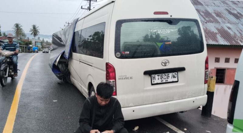 Kondisi Minibus Toyota Hiace Nopol H 7525 AC saat menunggu mobil derek usai mengalami kecelakan di Jalinbar Way Liwok, Wonosobo, Tanggamus, Senin 12 Januari 2025 | Sumentri/Media Prioritastv.com.