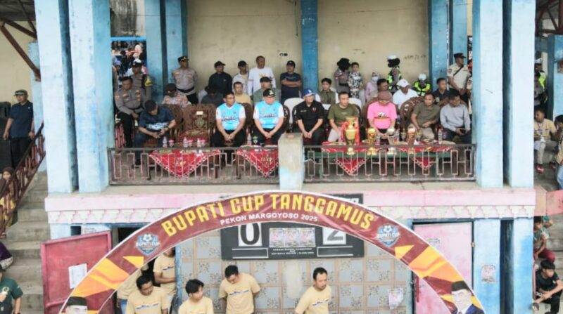 Bupati Tanggamus H. Moh. Saleh Asnawi saat menghadiri penutupan open turnamen sepak bola di Lapangan Margoyoso, Sumberejo, Minggu 11 Januari 2025 | Herdi/Media Prioritastv.com.