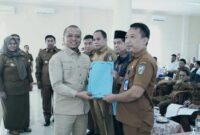 Bupati Riyanto Pamungkas saat menyerahkan SK Dewan Pengawas RSUD Pringsewu, Senin 12 Januari 2025 | Dok. Humas Pemkab Pringsewu.